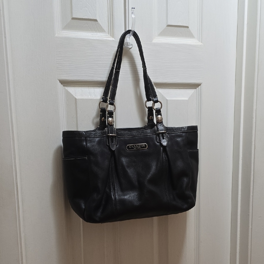 Coach Black Shoulder Bag Timeless Design